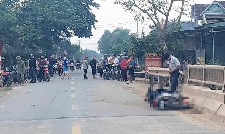  Người phụ nữ tử vong tại chỗ sau va chạm với xe tải: Khoảng 8h30 ngày 14/11, chị Đ.T.C (SN 1976, trú xóm Long Nam, xã Đồng Thành, huyện Yên Thành, Nghệ An) điều khiển xe máy mang BKS 37P7- 17.xx lưu thông trên quốc lộ 48E, hướng xã Đồng Thành – thị trấn Yên Thành. Khi đến đoạn cầu Khe Cấy, đoạn giáp ranh giữa xã Đồng Thành và xã Tăng Thành (huyện Yên Thành) thì không may xảy ra va chạm với một chiếc xe tải (chưa rõ BKS, danh tính lái xe). Cú va chạm khiến chị C. tử vong tại chỗ. 