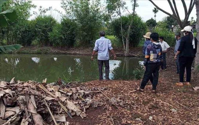  Bé trai 3 tuổi đuối nước thương tâm dưới ao: Ngày 14/11, thông tin từ chính quyền xã Nghĩa Lộc (huyện Nghĩa Đàn, Nghệ An) cho biết, sáng 13/11, cháu H.N.H (SN 2019, trú xóm Vạn Lộc 2, xã Nghĩa Lộc, huyện Nghĩa Đàn) theo bố đến nhà ông ngoại tại xóm Vạn Lộc 1 (xã Nghĩa Lộc) để ăn giỗ. Đến khoảng 16h30 cùng ngày, cháu H. ra ao chơi thì không may bị đuối nước. Bà ngoại của H. đi hái rau về thấy cháu nổi trên mặt nước đã kêu người ứng cứu nhưng nạn nhân đã tử vong. (Ảnh minh họa)