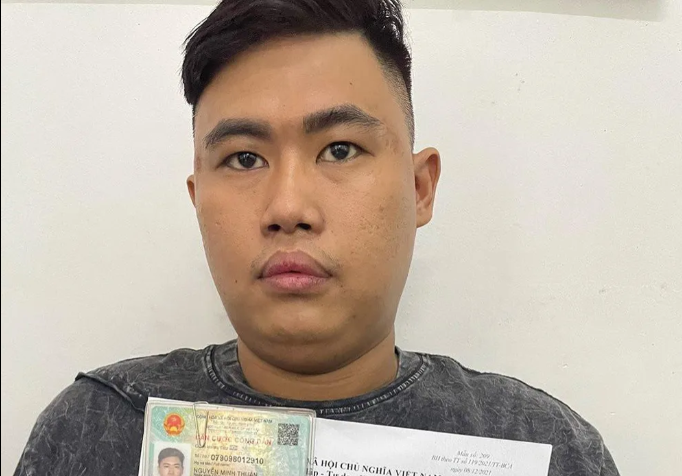  Túng tiền ăn chơi, thanh niên dùng dao cướp xe máy: Trong lúc thiếu tiền ăn chơi, Nguyễn Minh Thuận (SN 1998, trú quận 12, TP HCM) nảy sinh ý định cướp tài sản. Khi thấy nữ nạn nhân đi xe máy trên đường, Thuận xông ra rút dao đe dọa cướp chiếc xe máy rồi tẩu thoát. Ngày 14/11, Công an quận 12 cho biết đang tạm giữ hình sự Nguyễn Minh Thuận để điều tra làm rõ hành vi cướp tài sản. 