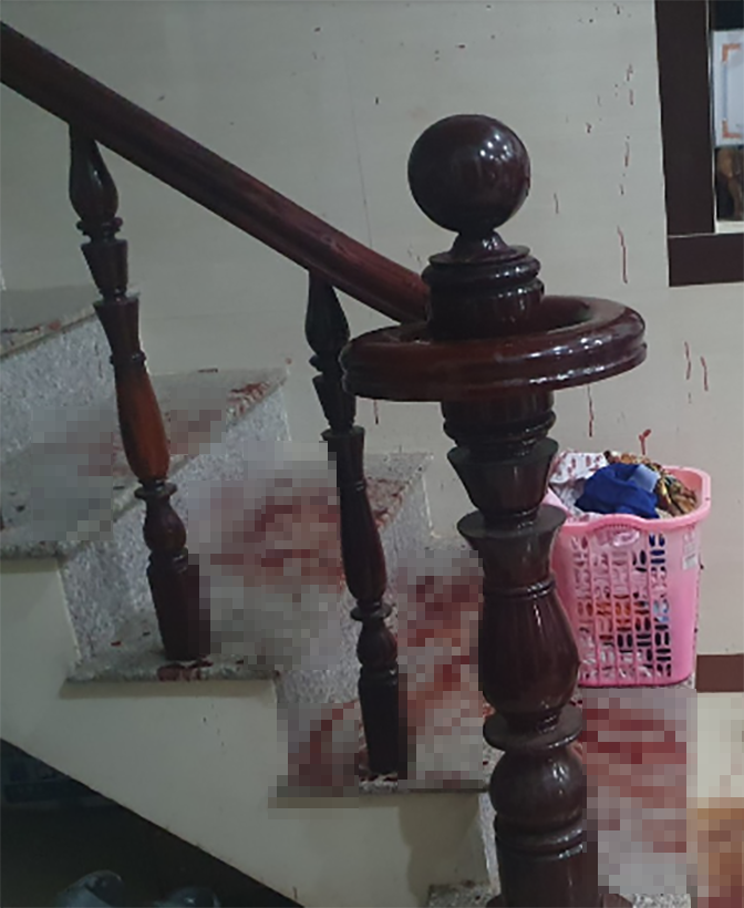 Ngày 4/4/2012, anh Hồ Trọng Đạt (SN 1997, trú tại xã Tam Xuân 1, huyện Núi Thành, tỉnh Quảng Nam) đi chơi về nhà thì phát hiện thấy chân cầu thang có vết máu. Đạt vội chạy vào nhà thì thấy mẹ mình là bà Nguyễn Thị Thanh (SN 1973, trú tại xã Tam Xuân 1, huyện Núi Thành, Quảng Nam) nằm bên vũng máu trong phòng ngủ. Hoảng hốt, Đạt kêu la nhờ người đến giúp. Khi hàng xóm chạy sang hỗ trợ đi cấp cứu mới biết nạn nhân đã chết trước đó. (Ảnh minh họa, nguồn ảnh Kinh tế và Đời sống)