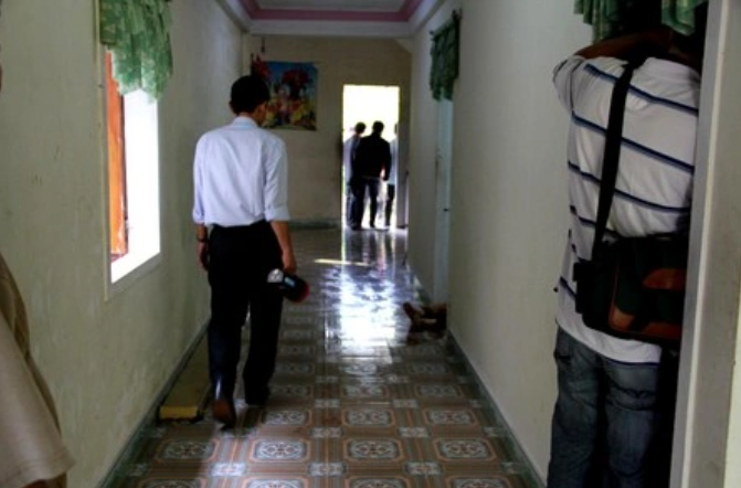 Bước đầu cơ quan điều tra không loại trừ khả năng hung thủ giết người cướp tài sản. Tuy nhiên, kết quả khám nghiệm tử thi cho thấy thủ phạm ra tay rất tàn độc, trong khi nhiều vật dụng có giá trị trong nhà vẫn còn. (Ảnh: Dân trí)