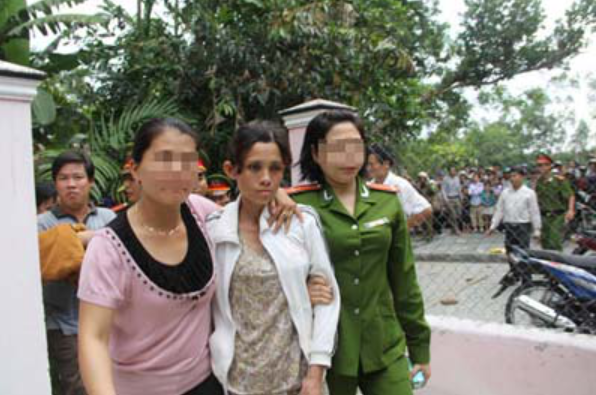 Để đánh lạc hướng cơ quan điều tra, Phương lấy điện thoại nạn nhân đổi tên danh bạ lưu tên mình là “Chị Phương” thành “Chị Hoa”. Trên đường về, đến TP Tam Kỳ, phát hiện quần áo dính máu, Phương ghé vào shop Thiên Lộc mua một chiếc áo thun, một chiếc quần bò và một chiếc áo khoác rồi về nhà như thể không có chuyện gì xảy ra. Cho đến ngày 22/5/2012, Phương đã bị lực lượng Công an bắt giữ. 