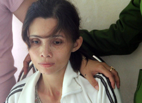 Tìm đến nhà người này, lực lượng chức năng phát hiện chiếc xe máy giống các nhân chứng mô tả đang dựng trước hiên. Người phụ nữ này là Trương Thị Kiều Phương (SN 1977), là chủ tiệm hớt tóc Minh Phương, tại phường An Phú, TP Tam Kỳ. Tại cơ quan Công an, Kiều Phương tỏ ra khá bình tĩnh, trả lời rành rọt các câu hỏi của cán bộ điều tra. Nhưng trước những chứng cứ thuyết phục của cơ quan điều tra, Phương đã thú nhận hành vi giết người của mình... 