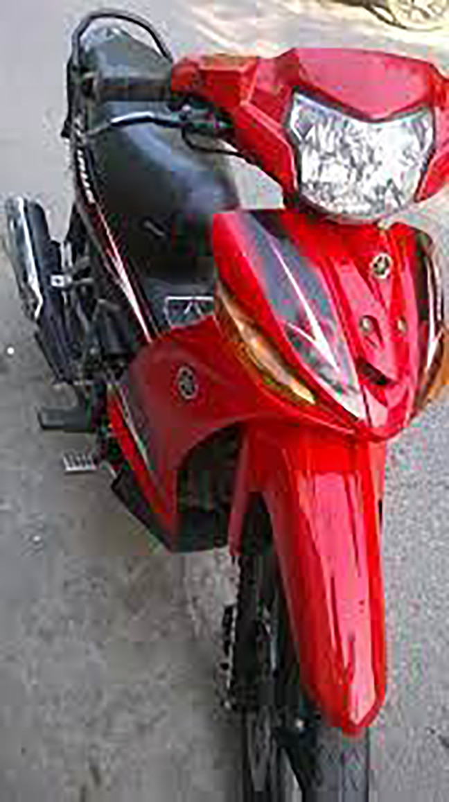 Cùng với đó, một thông tin quan trọng được hai nữ sinh cho biết là khoảng 17h, trước hôm anh Đạt phát hiện sự việc, họ thấy một phụ nữ đeo khẩu trang che kín mặt, mặc áo khoác, điều khiển xe gắn máy Yamaha màu đỏ đen từ trong sân nhà nạn nhân phóng ra rất nhanh. (Ảnh minh họa, nguồn ảnh Internet)