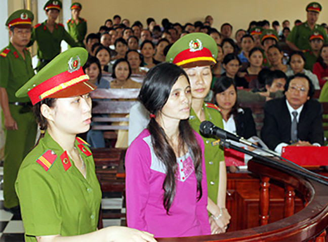 Sau đó, TAND tỉnh Quảng Nam đã tuyên án chung thân về tội “Giết người” và tuyên phạt 5 năm tù về tội “Cướp tài sản” đối với bị cáo Trương Thị Kiều Phương, tổng hình phạt bị cáo Phương phải nhận là chung thân. Ngoài ra, gia đình bị cáo Phương phải bồi thường hơn 120 triệu đồng tổn thất tinh thần và mai táng phí, 45 triệu đồng cho con chị Thanh trong 3 năm đến lúc đủ 18 tuổi. (Ảnh Pháp Luật Xã Hội) 