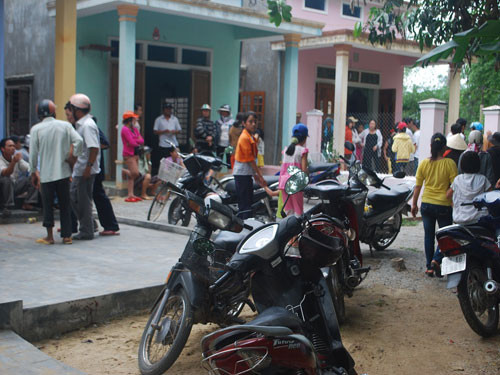 Tin bà Thanh chuyên hành nghề thầy bói kiêm bốc thuốc bị sát hại dã man nhanh chóng lan khắp địa phương. Nhận được tin báo, Công an tỉnh Quảng Nam nhanh chóng vào cuộc. Khám nghiệm tử thi, xác định nạn nhân bị đâm 15 nhát dao. Người phụ nữ này ly hôn đã nhiều năm, ở cùng con trai. Lúc “lên đồng”, bà này tự xưng là “thánh cô” để cho số đề, xem bói, bán thuốc chữa bệnh... (Ảnh: Người lao động)