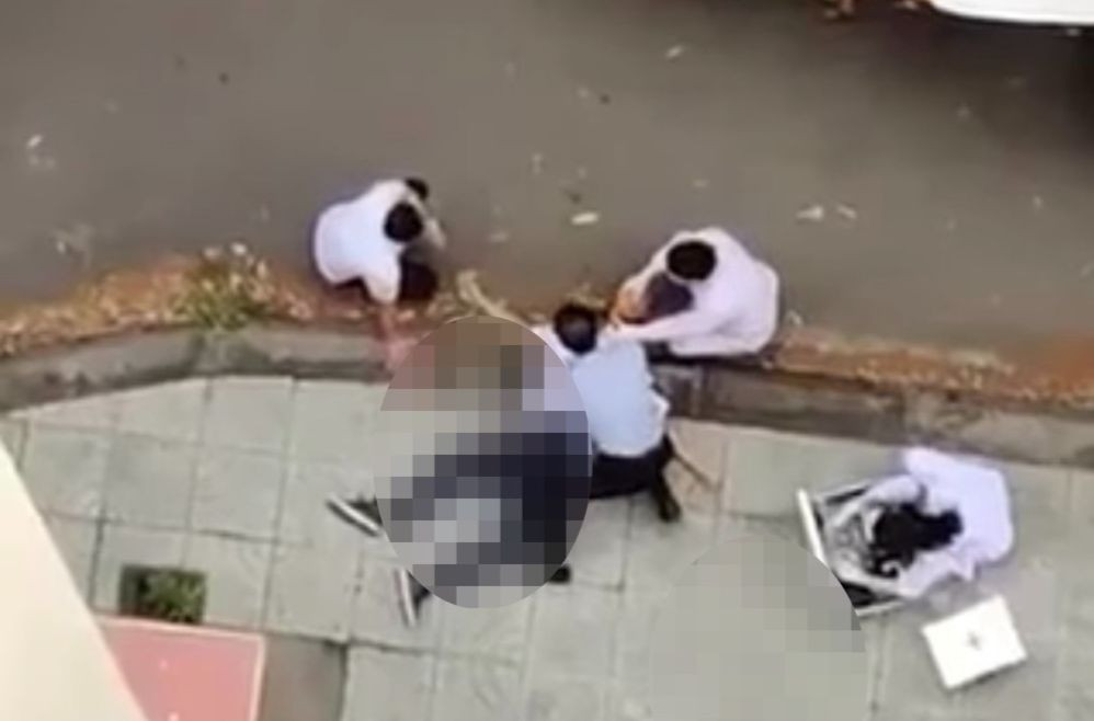  Nam sinh Đại học Hàng Hải nghi rơi từ tầng cao xuống đất tử vong: Ngày 15/11, lãnh đạo UBND phường Kênh Dương, quận Lê Chân (Hải Phòng) xác nhận, tại trường đại học Hàng Hải vừa xảy ra một vụ nam sinh tử vong nghi rơi từ lầu cao xuống đất. Danh tính nạn nhân được xác định là nam sinh tên D, là sinh viên năm thứ 3, khoa Ngoại ngữ của trường đại học Hàng Hải. Nam sinh này nghi rơi từ tầng 8 một tòa nhà tại trường xuống đất. Sau khi phát hiện vụ việc, dù được đưa đi cấp cứu nhưng nạn nhân không qua khỏi. 