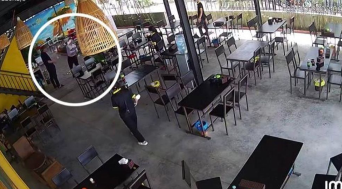  Kỷ luật cán bộ ném tiền tung tóe trong quán bún ở Đà Nẵng: Chiều 15/11, Sở TN&amp;MT Đà Nẵng cho biết, Chi bộ Trung tâm Phát triển quỹ đất (thuộc Đảng bộ sở) đã có quyết định thi hành kỷ luật đối với ông Đ.C.P, Phó Trưởng Phòng Quản lý và Phát triển quỹ đất bằng hình thức khiển trách. Ông P. là người ném tiền tung tóe trong quán bún ở Đà Nẵng bị camera ghi lại, sau đó đăng tải trên trạng mạng xã hội gây xôn xao dư luận.