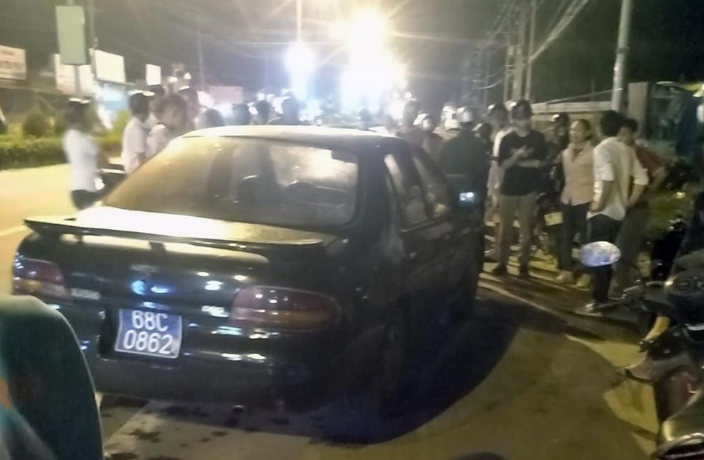  Nguyên nhân tài xế xe biển xanh tông chết thiếu nữ: Khoảng 21h ngày 14/11, anh Lê Văn Đở (41 tuổi, ngụ phường An Thới, TP Phú Quốc, Kiên Giang) chạy xe máy trên đường Nguyễn Văn Cừ đến đoạn đường thuộc khu phố 4, phường An Thới bị xe biển xanh 68C-0862 do Danh Thép (29 tuổi, trú tại TP Phú Quốc) chạy cùng chiều phía sau va chạm. Sau cú va chạm, xe biển xanh tiếp tục đi chuyển đến đoạn đường trước Trường THPT An Thới thì tông vào xe máy do em L.D.M.Q (15 tuổi) điều khiển khiến nạn nhân tử vong. Ngày 15/11, Công an TP Phú Quốc cho biết Danh Thép có nồng độ cồn trong hơi thở ở mức 2 (từ 0,25 mg đến 0,4 mg/1 lít khí thở). 