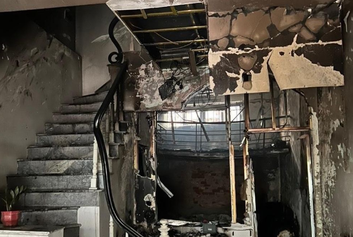  Nhà 5 tầng bốc cháy ở Hà Nội, 3 người được giải cứu: Sáng 15/11, vụ cháy xảy ra tại nhà dân trong ngõ 180 phố Trần Duy Hưng, quận Cầu Giấy, Hà Nội. Đám cháy bùng lên từ tầng một của ngôi nhà 5 tầng, phía trong có nhiều dụng cụ bắt lửa. Đây là khu vực được chủ nhà cho thuê trọ. Nhận tin báo, cảnh sát đã điều động 4 xe chữa cháy đến hiện trường dập lửa và cứu nạn. Thời điểm này có 3 người mắc kẹt trong nhà được lực lượng chức năng giải cứu. Hiện vụ việc đang được cơ quan chức năng điều tra, làm rõ. 