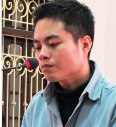 Người nhà cho biết, Quân đã có sự chuẩn bị trước. Ngày 30/4, Quân gọi điện nhờ bạn ở công ty lấy hộ lương rồi đưa cho gia đình. Quân còn nhắn tin cho em trai dặn phải chăm sóc mẹ chu đáo… Chỉ vì một cơn ghen vô cớ, Quân không chỉ tước đi mạng sống của một cô gái trẻ với tương lai xán lạn mà còn tự đẩy mình vào con đường tù tội, chẳng có ngày về. Với hành vi giết người man rợ của mình, Quân bị TAND thành phố Hải Phòng tuyên phạt mức án tù chung thân. (Ảnh: An Ninh Hải Phòng) 