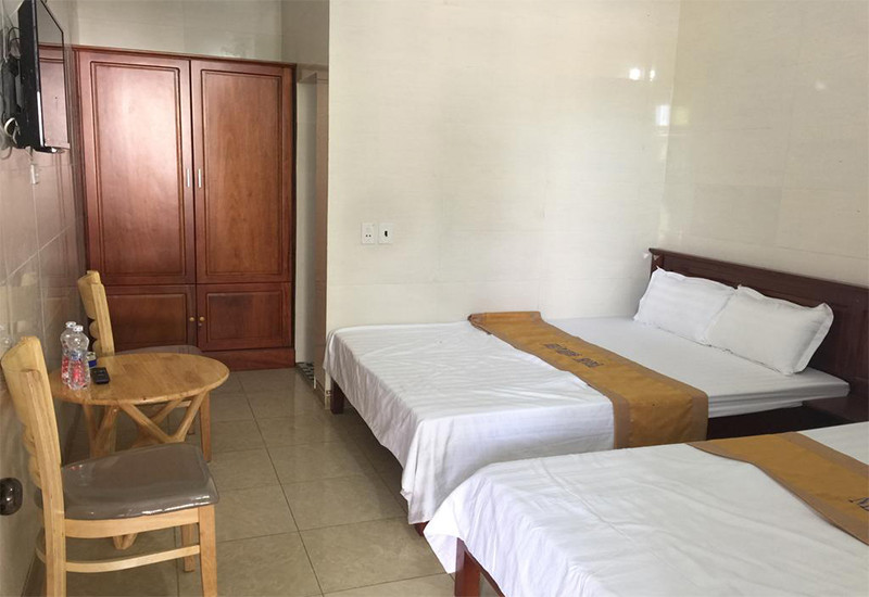 Bị người yêu đâm bất ngờ, nhưng T. vẫn cố gắng ôm lấy Quân, giữ tay lại. Trong lúc vùng vẫy, cả hai ngã xuống sườn dốc. Quân không dừng lại mà cầm dao truy sát T. Chỉ đến khi thấy người yêu đã chết trên vũng máu, gã đàn ông ghen tuông ấy mới dừng tay. Quân bỏ nạn nhân nằm lại sườn đồi rồi lấy xe máy quay về. Gã thuê một phòng tại nhà nghỉ ở huyện An Dương, lấy 5 vì thuốc ngủ ra uống hết và dùng dao cắt tay với ý định tự tử để cùng được xuống "suối vàng" với người yêu. (Ảnh minh hoạ, nguồn ảnh: Internet) 