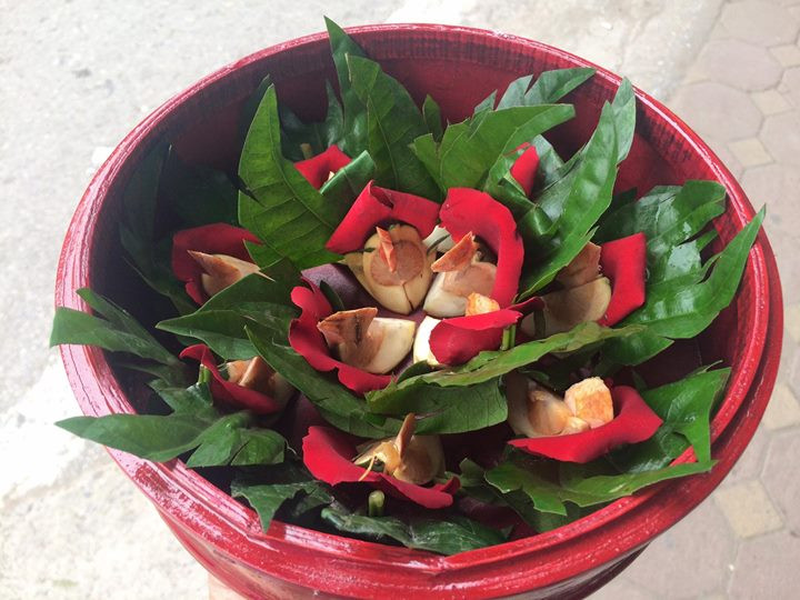 Gần đây, khi Quân và T. đều có công việc ổn định tại Hải Phòng, hai bên gia đình bắt đầu nghĩ đến chuyện "trăm năm" cho họ. Phía nhà Quân cũng đã đến đặt "cơi trầu" thưa chuyện. Về cơ bản, có thể coi Quân là con cái trong nhà. Sớm 1/5, Quân đi xe máy đến xin phép bà X. đưa T. đi chơi. (Ảnh minh hoạ, nguồn ảnh: Internet)