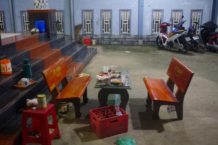  Đâm chết bạn nhậu trong lúc rượu vào lời ra: Chiều 17/11, trong lúc rượu vào lời ra, do có mâu thuẫn từ trước nên ông T. V. H. (SN 1964) và Trần Văn Hồng (SN 1965 cùng ngụ xã Ngũ Hiệp, huyện Cai Lậy, Tiền Giang) xảy ra cự cãi dẫn đến đánh nhau. Sau đó, Hồng dùng dao đâm nhiều nhát khiến ông H. tử vong. Ngày 18/11, Công an tỉnh Tiền Giang cho biết đang điều tra, làm rõ. 