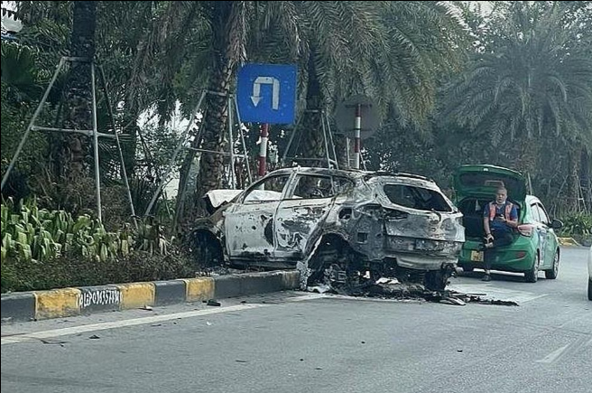  Ô tô bốc cháy còn trơ khung trên đường Võ Nguyên Giáp: Khoảng 2h ngày 18/11, trên đường Võ Nguyên Giáp hướng từ Nội Bài về trung tâm Hà Nội (Km 11+900 thuộc đại phận xã Phú Minh, huyện Sóc Sơn) chiếc ô tô BKS 19A-XX.XX bất ngờ bị mất lái tông vào dải phân cách. Sau đó, chiếc xe này bất ngờ bốc cháy dữ dội. Chỉ trong thời gian ngắn, chiếc xế hộp này đã bị cháy hoàn toàn, còn trơ lại khung sắt, lazang của chiếc xe bị vỡ vụn. Vụ việc đang được cơ quan chức năng điều tra, làm rõ. 