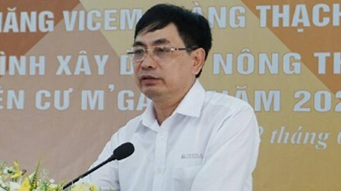  Chủ tịch Xi măng Vicem Hoàng Thạch bị bắt: Cảnh sát điều tra Công an tỉnh Hải Dương vừa ra quyết định khởi tố bị can, bắt tạm giam đối với ông Lê Thành Long - Chủ tịch Hội đồng thành viên Công ty TNHH MTV Công ty Ximăng Vicem Hoàng Thạch. Hiện vụ việc vẫn đang trong quá trình điều tra. Được biết, ông Long có trình độ chuyên môn là kỹ sư vật liệu xây dựng và đã có hàng chục năm công tác tại các đơn vị thuộc Tổng công ty Xi măng Việt Nam (Vicem). 