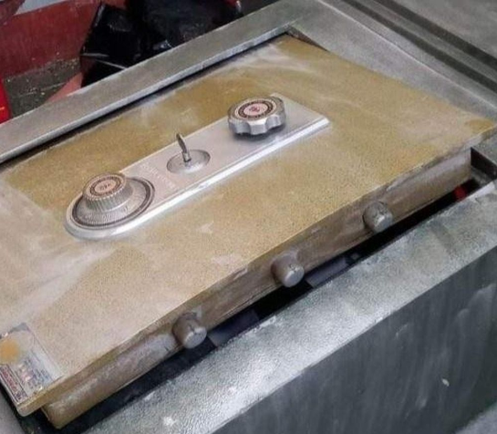  Trộm đột nhập trụ sở UBND huyện, phá két vét sạch tiền: Ngày 18/11, Công an huyện Chư Sê (Gia Lai) đã khám nghiệm hiện trường, thu thập dấu vân tay để điều tra vụ phá két sắt, trộm tài sản tại trụ sở UBND huyện này. Kẻ gian đã vào trụ sở huyện, phá ổ khóa, lục tìm tài sản tại các phòng Chủ tịch UBND huyện, Phó Chủ tịch UBND huyện, kế toán... nhưng chỉ thấy máy tính, tài liệu giấy tờ, không có tài sản. Sau đó, đến phòng thủ quỹ thấy một két sắt ở đây, kẻ gian đã cạy mở, lấy số tiền hơn 100 triệu đồng. 