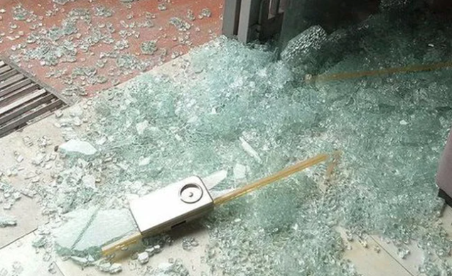  Nữ sinh lớp 9 bị kính cửa lớp học cứa vào cổ tử vong: Ngày 17/11, Công an thị xã Phú Mỹ (Bà Rịa-Vũng Tàu) cho biết vào trưa cùng ngày, nữ sinh N.H, học sinh lớp 9 Trường THCS Hùng Vương (thị xã Phú Mỹ) cùng các bạn chơi đùa. Các bạn vô tình đẩy N.H vào cửa chính của lớp học khiến cánh cửa bị vỡ, kính từ cửa rơi xuống. Em H. bị mảnh kính rơi trúng vào cổ khiến máu chảy nhiều. Nữ sinh này được nhà trường đưa đi cấp cứu nhưng do vết cứa vào động mạnh chủ, máu chảy nhiều nên tử vong sau đó. (Ảnh minh họa)