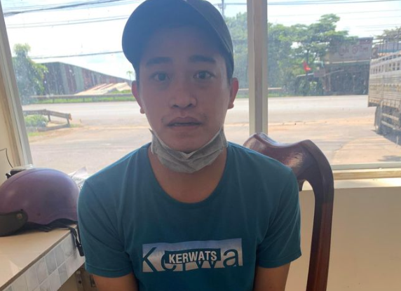  Mâu thuẫn vay mượn tiền, đâm đồng nghiệp tử vong: Do mâu thuẫn trong việc vay mượn tiền, Nguyễn Thành Đạt (28 tuổi, ngụ xã Xuân Hiệp, huyện Xuân Lộc, Đồng Nai) đã dùng dao đâm anh Đ.P.H (23 tuổi, ngụ xã Long Phước, huyện Long Thành) tử vong, rồi đến cơ quan công an đầu thú. Ngày 17/11, Công an tỉnh Đồng Nai đã tạm giữ hình sự Nguyễn Thành Đạt để tiếp tục điều tra về hành vi giết người. 