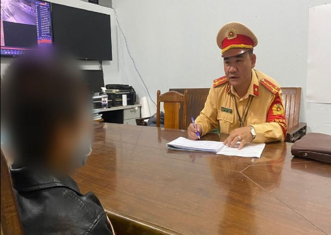  Thiếu niên 12 tuổi trộm xe máy đem bán, lấy tiền mua cỏ Mỹ: Để có tiền tiêu xài và mua cỏ Mỹ hút, N.V.A.T (12 tuổi, trú phường Mân Thái, quận Sơn Trà, TP Đà Nẵng) đã trộm gần 100 chiếc xe máy đem bán, có ngày lấy tới 4 chiếc. Cảnh sát 911 Công an TP Đà Nẵng cho biết đã bàn giao đối tượng cho Công an phường Mân Thái. 