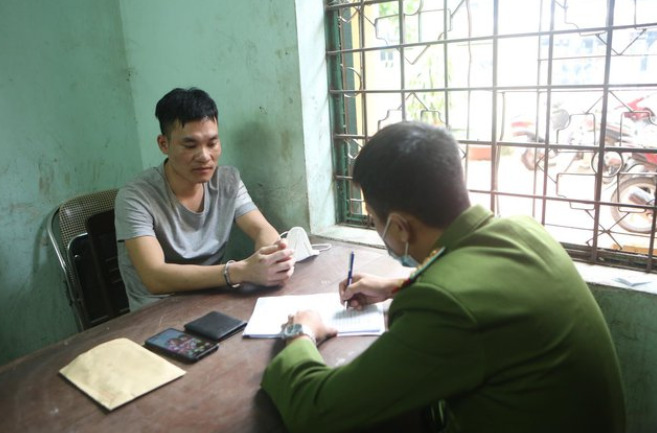  Kẻ hiếp dâm trẻ em "sa lưới" sau 8 năm trốn nã: Ngày 17/11, Công an tỉnh Lào Cai phối hợp cùng một số đơn vị liên quan đã tiếp nhận đối tượng Tạ Văn Sáng (SN 1991, trú tại tỉnh Thanh Hóa) do Công an Hà Khẩu (tỉnh Vân Nam, Trung Quốc) trao trả. Tạ Văn Sáng là đối tượng bị Cơ quan Cảnh sát điều tra, Công an tỉnh Thanh Hóa ra quyết định truy nã số 13/CSĐT-PC44 ngày 1/7/2014 về hành vi "Hiếp dâm trẻ em". 