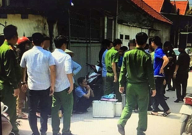 Bước đầu, BCA nhận định, đối tượng phải là người ở gần nhà nên hiểu rõ quy luật sinh hoạt và có hận thù sâu sắc với nạn nhân. Qua rà soát các mối quan hệ, BCA thấy nổi lên các nguyên nhân có thể dẫn đến cái chết của anh L. đó là: Do tình ái hoặc do làm ăn kinh tế. Từ nhận định này, BCA đã cử các tổ công tác chia thành nhiều mũi, tiến hành xác minh, làm rõ. (Ảnh minh họa, nguồn ảnh: Phụ nữ Pháp luật)