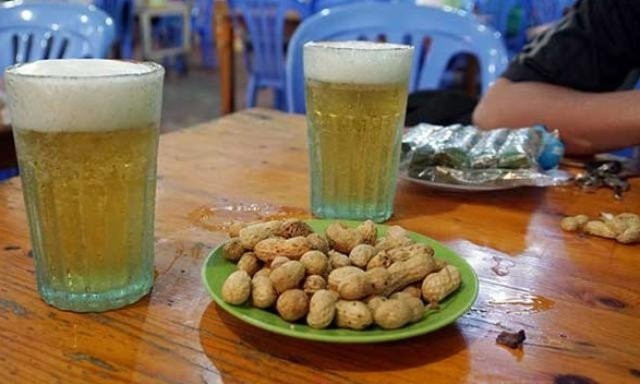 Một nguồn tin của quần chúng cho biết: L.H.C. (57 tuổi) ở thôn 2, xã Quảng Lĩnh, huyện Quảng Xương nghi vợ mình là P.T.T. (50 tuổi) có quan hệ bất chính với anh L. nên đã nhiều lần đánh vợ. Tập trung xác minh các thông tin liên quan đến C, BCA nhận thấy, đêm xảy ra vụ án có người nhìn thấy L.T.C. - là con trai của L.H.C. có mặt ở địa phương. C. đang làm thuê cho một quán bia ở Hà Nội, vậy vì lý do gì vào đêm xảy ra án mạng C. lại xuất hiện ở địa phương rồi biến mất? (Ảnh minh họa, nguồn ảnh: Internet) 