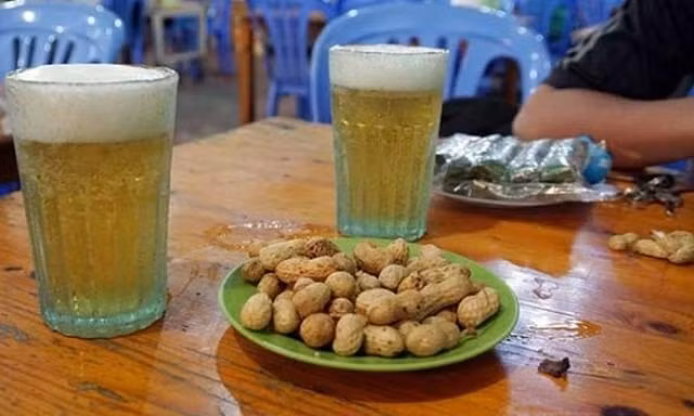 Một nguồn tin của quần chúng cho biết: L.H.C. (57 tuổi) ở thôn 2, xã Quảng Lĩnh, huyện Quảng Xương nghi vợ mình là P.T.T. (50 tuổi) có quan hệ bất chính với anh L. nên đã nhiều lần đánh vợ. Tập trung xác minh các thông tin liên quan đến C, BCA nhận thấy, đêm xảy ra vụ án có người nhìn thấy L.T.C. - là con trai của L.H.C. có mặt ở địa phương. C. đang làm thuê cho một quán bia ở Hà Nội, vậy vì lý do gì vào đêm xảy ra án mạng C. lại xuất hiện ở địa phương rồi biến mất? (Ảnh minh họa, nguồn ảnh: Internet) 