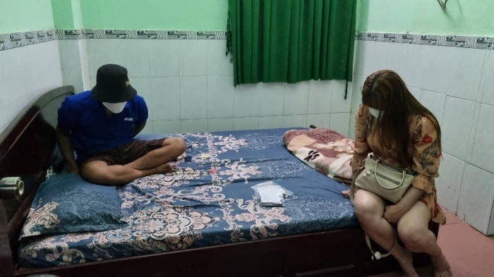 Đúng như kế hoạch đã bàn định trước, khi Trang và Mạnh đang diễn “cảnh nóng” trong nhà nghỉ thì Hoàn và Hải đạp cửa xông vào. Hai thanh niên này thay nhau đấm đá, kề dao vào cổ Mạnh dọa nạt. Quá bất ngờ và sợ hãi, Mạnh chỉ biết van xin và tự nguyện nộp 20 triệu đồng. Hoàn và Hải không lấy tiền ngay mà yêu cầu Mạnh phải bồi thường gấp 10 lần. (Ảnh minh hoạ, nguồn ảnh Internet) 