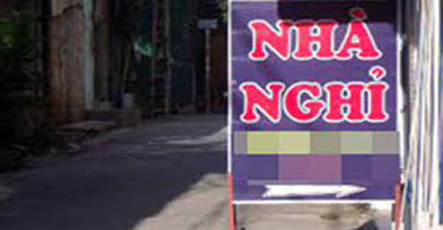 Trang bàn kế hoạch trả thù với hai đàn em là Trần Minh Hoàn (24 tuổi) và Bùi Đăng Hải (22 tuổi) cùng ở xã Bình Minh, huyện Thanh Oai và được 2 thanh niên này đồng ý “giúp”. Sáng 18/2/2014, Trang chủ động gọi điện cho Mạnh hẹn gặp nhau ở một nhà nghỉ quen ở phường Văn Quán (quận Hà Đông). Nghe Trang ngọt ngào đưa đẩy, Mạnh đã đến nhà nghỉ. Cùng lúc, Hoàn và Hải cũng thủ dao, thuê phòng bên cạnh. (Ảnh minh hoạ, nguồn ảnh Internet) 