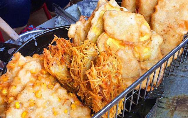 Dư Phương Trang (SN 1982, ở xã Thanh Cao, Thanh Oai, Hà Nội) bán hàng nước, bánh khoai rán tại khu vực gần trụ sở ủy ban xã Thanh Cao, đã có chồng và một con nhỏ. Tuy không xinh đẹp nổi bật nhưng người phụ nữ này ăn nói có duyên nên quán hàng lúc nào cũng đông khách, tiền kiếm được đủ nuôi cả gia đình. (Ảnh minh hoạ, nguồn ảnh Internet)