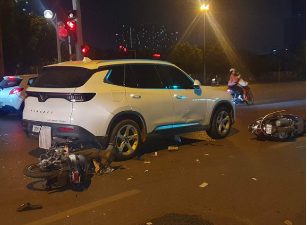 Ha Noi: O to va cham hang loat xe may, 2 nguoi bi thuong nang