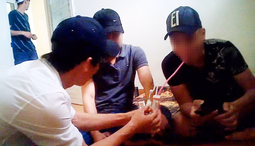 Trong quá trình ăn chơi, Trình lấy chiếc đồng hồ cướp được từ nhà chị N để "bo" cho một nhân viên nữ. Hôm sau, bạn Trình dẫn ra một cửa hiệu cầm đồ khác và "đặt" chiếc xe máy lấy 3 triệu đồng. Có tiền, cả nhóm tiếp tục ăn chơi, sử dụng ma túy. Đến ngày 27/7/2004, Trình biết công an đang truy lùng mình nên hoảng sợ. Lúc này, tiền đã hết, Trình quyết định "mò" về nhà xin tiền để bỏ trốn. Tuy nhiên, khi gã đi tới khu vực Quán Toan (Hải Phòng) thì bị bắt giữ. Sau này, với tội ác không thể dung thứ của mình, Trình bị TAND Hải Phòng tuyên mức án tử hình. (Ảnh minh hoạ, nguồn ảnh Internet)