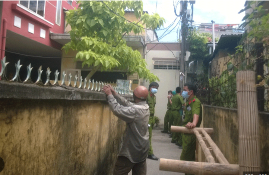 Đêm 22/7/2004, người dân ngõ 23 Điện Biên Phủ (phường Máy Tơ, TP Hải Phòng) bất ngờ phát hiện chị N. (SN 1979, ở địa phương) đã chết tại nhà riêng. Công an TP Hải Phòng xác định, chị N. tử vong trước đó vài giờ. Căn nhà có nhiều biểu hiện xáo trộn, đồ đạc bị xô đẩy. Chị N. nằm ngửa, cổ bị siết bởi một đoạn dây điện, áo tốc ngược và không mặc quần. (Ảnh minh hoạ, nguồn ảnh Báo Gia Lai)