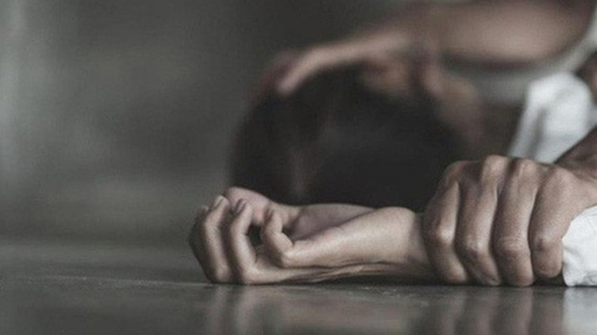 Vào nhà uống nước, thấy chị N tốt bụng nên Trình cũng nói chuyện hết sức thoải mái. Nói chuyện được một lúc, Trình nhìn ra bên ngoài thấy trời tối dần, lại thấy nữ chủ nhà rất xinh đẹp đang ở một mình nên gã nảy sinh ý định tà dâm. Lợi dụng lúc chị N không để ý, Trình tiến lại dùng tay sờ mó. Chị N giật mình và hô hoán, mắng Trình nhưng hắn không dừng lại, với sức trai trẻ, gã quật ngã nạn nhân xuống, lấy tay bịt mồm. (Ảnh minh hoạ, nguồn ảnh Internet) 