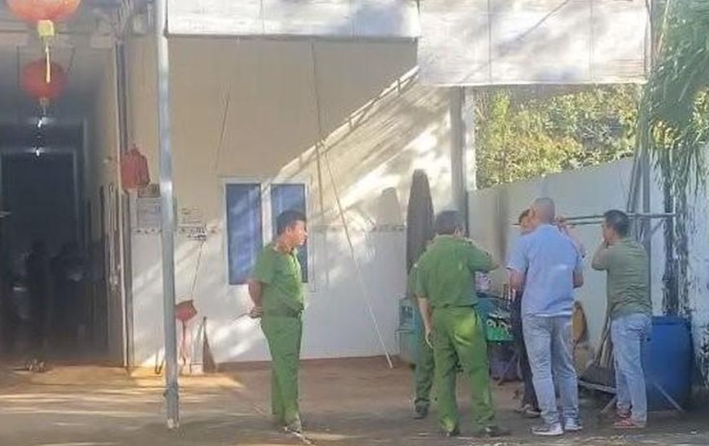  2 vợ chồng chết trong nhà nghỉ: Chiều 15/11, anh H. vào một nhà nghỉ tại xã Bù Nho, huyện Phú Riềng, Bình Phước thuê phòng. Sau đó, chị H. cũng đến đây. Khuya cùng ngày, chủ nhà nghỉ đi kiểm tra và gọi cửa nhưng không thấy ai phản hồi. Thấy bất thường, chủ nhà nghỉ dùng chìa khóa dự phòng mở cửa kiểm tra thì phát hiện cả hai đều đã tử vong. Tại hiện trường, anh H. tử vong trong tư thế treo cổ còn chị H. tử vong trên giường, trên người có nhiều vết thương. Ngày 16/11, Công an huyện Phú Riềng đang điều tra, làm rõ vụ việc. 