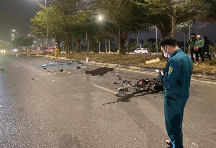 2 xe tong nhau khien 4 nguoi thuong vong o Ha Noi