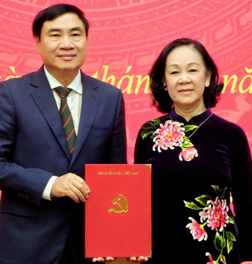 Sáng 16/11, bà Trương Thị Mai, Ủy viên Bộ Chính trị, Bí thư Trung ương Đảng, Trưởng ban Tổ chức Trung ương đã trao quyết định số 688-QĐNS/TW ngày 15/11/2022 của Ban chấp hành Trung ương về việc Bộ Chính trị phân công giữ chức Bí thư Tỉnh ủy Điện Biên nhiệm kỳ 2020-2025 cho ông Trần Quốc Cường. Theo đó, ông Trần Quốc Cường sẽ thôi giữ chức Phó Trưởng Ban Nội chính Trung ương, tham gia Ban Chấp hành, Ban Thường vụ và giữ chức Bí thư Tỉnh ủy Điện Biên nhiệm kỳ 2020-2025 kể từ ngày ký quyết định. 