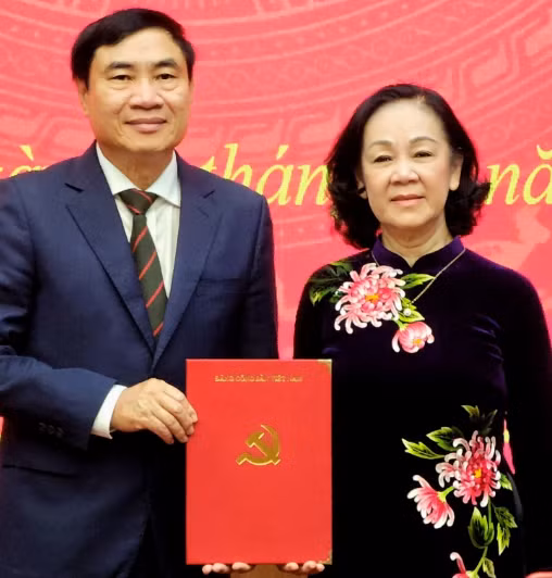 Sáng 16/11, bà Trương Thị Mai, Ủy viên Bộ Chính trị, Bí thư Trung ương Đảng, Trưởng ban Tổ chức Trung ương đã trao quyết định số 688-QĐNS/TW ngày 15/11/2022 của Ban chấp hành Trung ương về việc Bộ Chính trị phân công giữ chức Bí thư Tỉnh ủy Điện Biên nhiệm kỳ 2020-2025 cho ông Trần Quốc Cường. Theo đó, ông Trần Quốc Cường sẽ thôi giữ chức Phó Trưởng Ban Nội chính Trung ương, tham gia Ban Chấp hành, Ban Thường vụ và giữ chức Bí thư Tỉnh ủy Điện Biên nhiệm kỳ 2020-2025 kể từ ngày ký quyết định. 