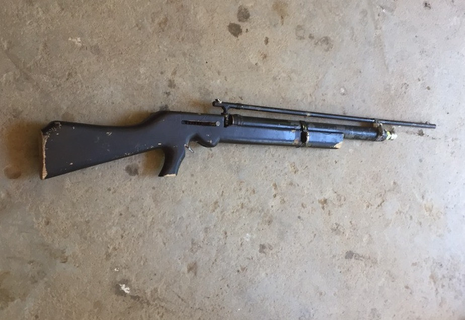 Vào thời điểm công an rà soát, Hường chủ động nộp một khẩu súng tự chế. Khi đám ma anh Chu được tổ chức, Hường cũng là người sang nhà, nhiệt tình giúp đỡ các công việc. Tuy nhiên, các trinh sát nhận thấy ở người này có sự gượng gạo. Khi bị triệu tập, Hường tỏ ra sợ hãi, rối bời. Trước những chứng cứ được thu thập trước đó, Hường đã cúi đầu thừa nhận hành vi sát hại anh Chu vào tối 29/4. (Ảnh minh họa, nguồn ảnh Internet) 