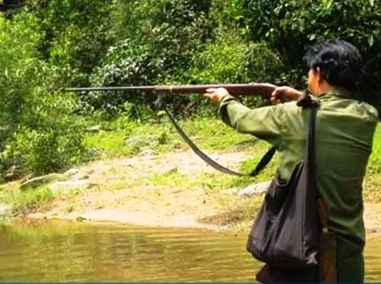 Khi cả hai đi dần ra khỏi khu dân cư, Hường tiến tới cách nạn nhân khoảng 2 mét rồi giương súng bắn. Sau tiếng nổ chát chúa, anh Chu gục xuống mương nước, tử vong. Để xóa dấu vết, Hường đi về nhà tiếp tục nhồi đạn vào súng như chưa có chuyện gì xảy ra. Kể cả khi được công an gọi hỏi, Hường cũng giữ thái độ hết sức bình tĩnh. Chỉ vì một phút nóng giận, Hường đã ra tay sát hại dã man bạn thân của mình. Với tội ác ghê tởm ấy, cuối cùng, Hường cũng phải chịu sự trừng phạt thích đáng từ pháp luật. (Ảnh minh họa, nguồn ảnh Internet) 