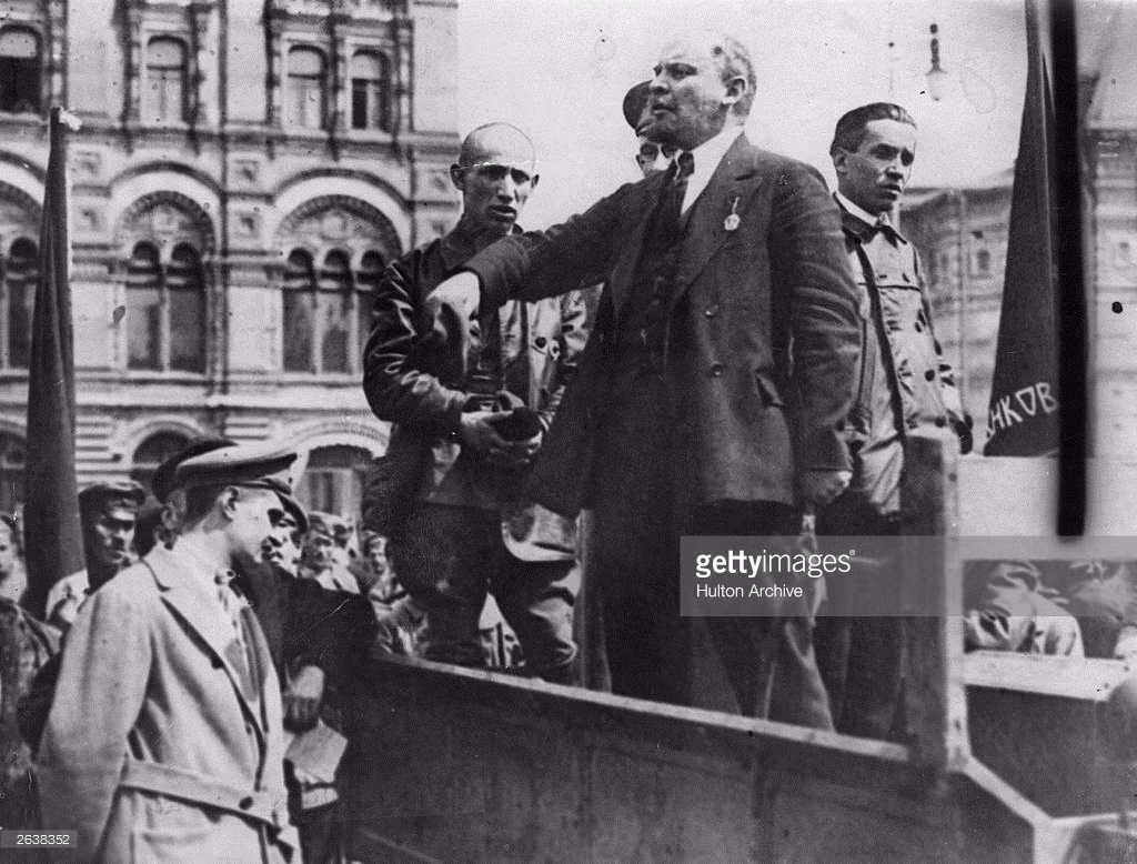 Lãnh tụ V.I.Lenin phát biểu với các đồng chí, nhân dân lao động khi đứng phía trên một xe tải. Ảnh Getty Images