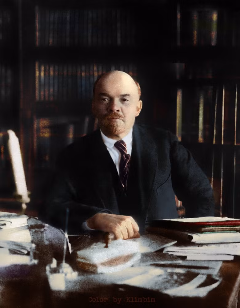 Hai năm sau, tức 1919, V.I.Lenin cùng hàng loạt lãnh tụ cách mạng các nước thành lập Quốc tế Cộng sản nhằm thúc đẩy phong trào cách mạng vô sản trên khắp thế giới. Ảnh English Russia