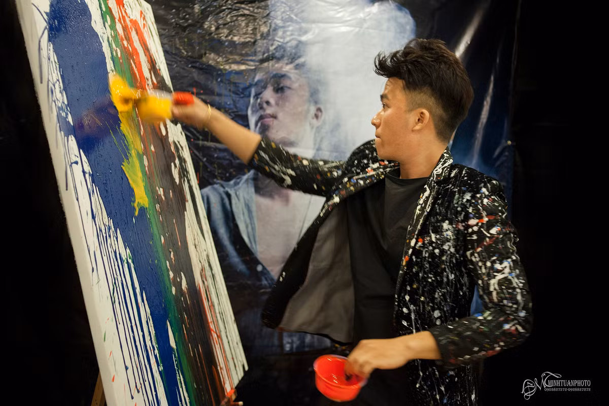 Phu thuy ve tranh Pham Hong Minh ve doi minh qua MV