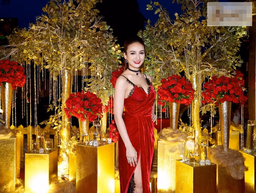 Hoa hậu Ngọc Diễm nổi bật tại sự kiện với đầm đỏ vô cùng cuốn hút. Người đẹp đảm nhận vai trò MC cho toàn bộ sự kiện này.