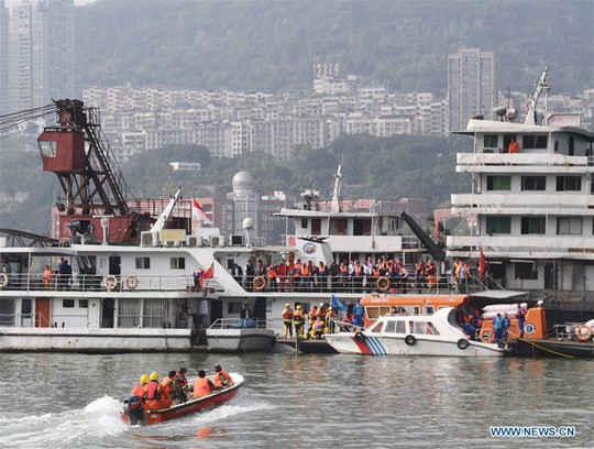 Tai xe va hanh khach danh nhau, xe buyt lao xuong song giet chet 13 nguoi-Hinh-4