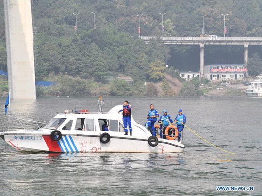 Tai xe va hanh khach danh nhau, xe buyt lao xuong song giet chet 13 nguoi-Hinh-7