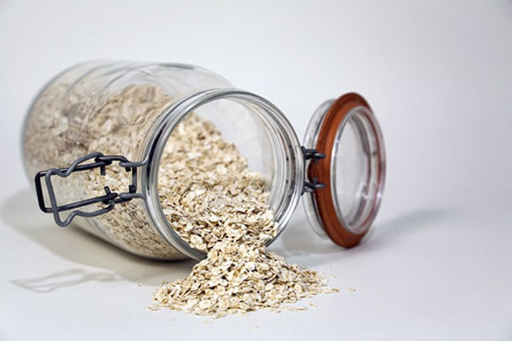 Hoạt động như một chất tẩy rửa tự nhiên: Bột yến mạch có chứa một số hợp chất như saponin hoạt động như chất tẩy rửa tự nhiên. Những hợp chất này làm sạch bụi và bụi bẩn từ lỗ chân lông trên da và giữ cho làn da khỏe mạnh và trẻ trung. Chỉ cần hòa 1/2 cốc bột yến mạch với nước âm ấm, đợi đến khi hạt yến mạch nở tung, sền sệt thì lấy hỗn hợp đó đắp lên mặt và kết hợp cùng các động tác massage khuôn mặt theo chuyển động tròn. Sau khi hoàn tất quá trình massage thì rửa kỹ mặt bằng nước ấm, vỗ nhẹ lên mặt.