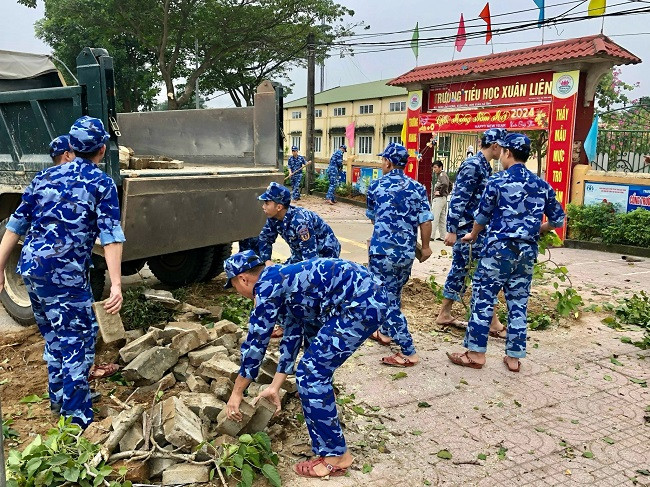 Hai doi 102, BTL Vung Canh sat bien 1 giup dan don dep don Tet