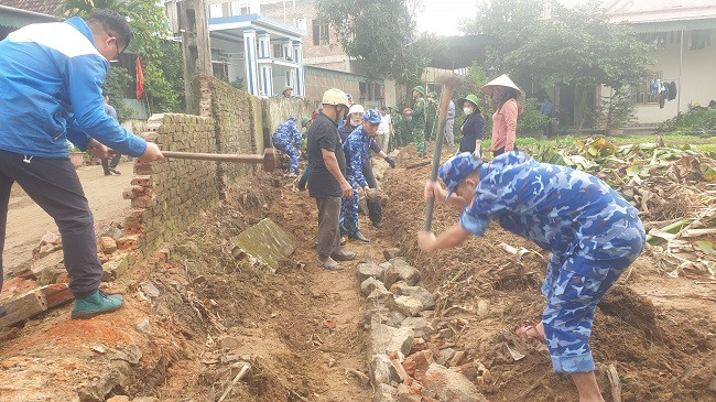 Hai doi 102, BTL Vung Canh sat bien 1 giup dan don dep don Tet-Hinh-2